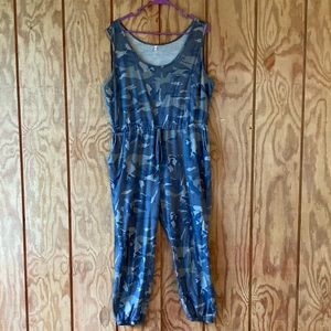 Sleeveless Capri Camouflage jumpsuit